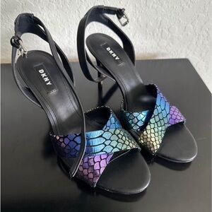 DKNY Women IVY Snakeskin Open Toe Ankle Strap Classic, Multicolor, size 8.5
